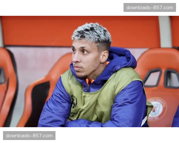 特写：布雷斯特老将打入赛季首球后，看台上家人的泪水