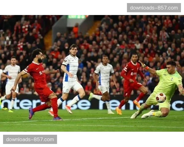 特写：在洛里昂的训练场，主教练与球员一同加练点球